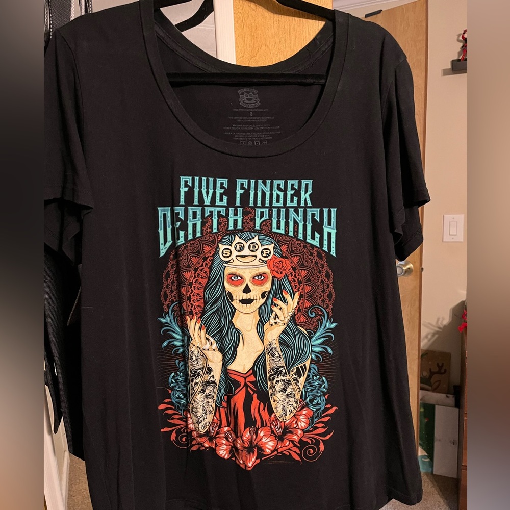 Hot topic, Band tee